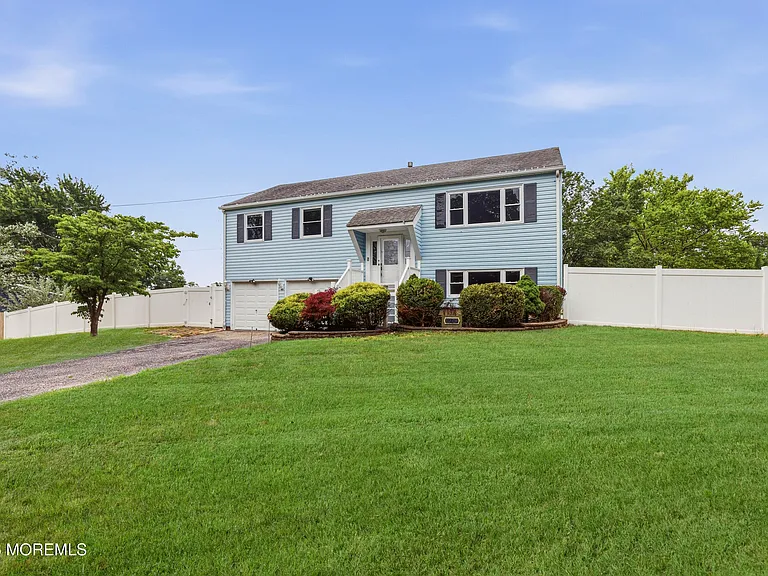 1029 Lucy Ln — Photo 3