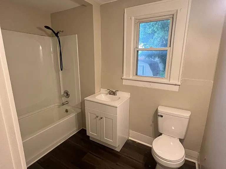 506 Hall St — Photo 3