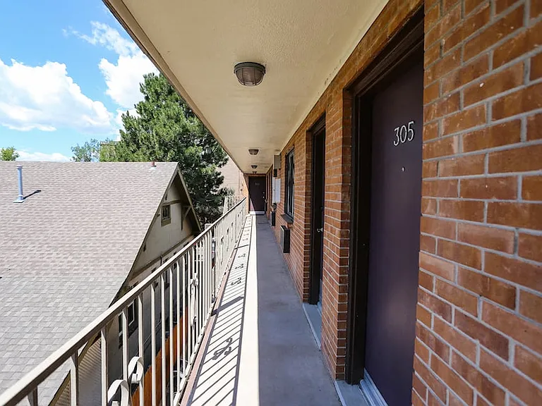 8 S Clarkson Street — Photo 7