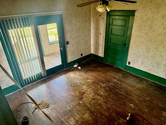 4th image of 950 W Bonham Ave