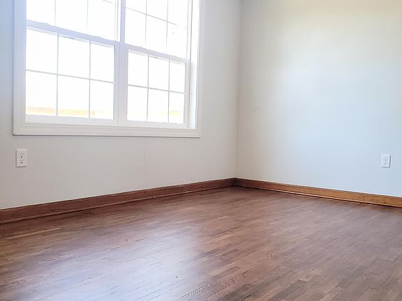 3rd image of 924 N H St