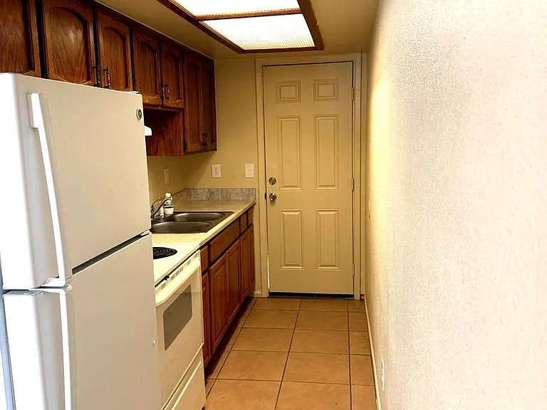 1081 S Avenue A — Photo 3