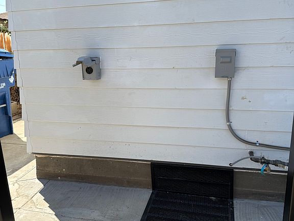 4th image of 527 Sloat St