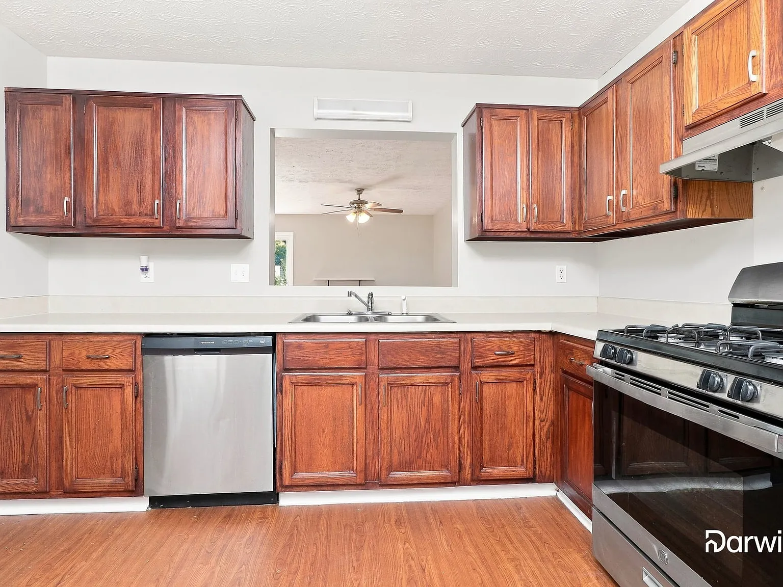 3 bed, 3.0 bath, 1600 sqft, $1,825 — Photo 3
