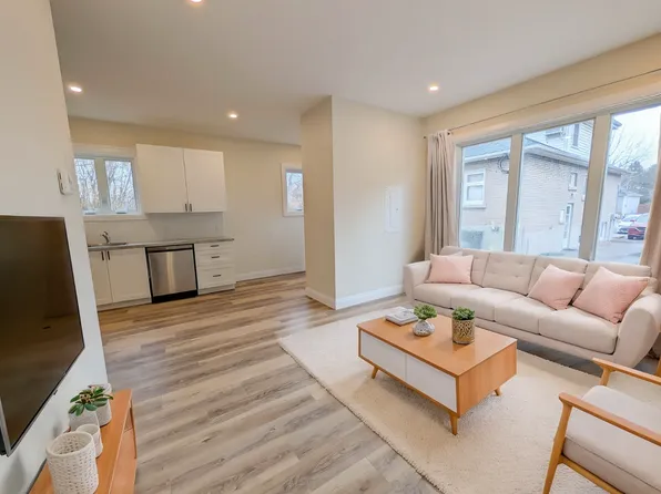 70 Scott St W #3, Saint Catharines, ON L2R 1C9