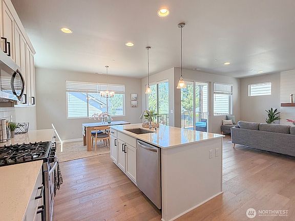 3rd image of 6843 46th Street NE