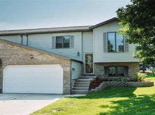 908 Sunset Dr, Cottage Grove, WI 53527