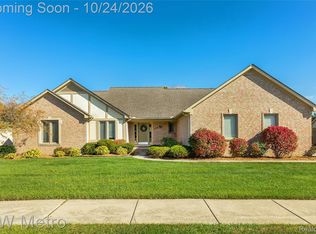 5964 Donaldson Dr, Troy, MI 48085