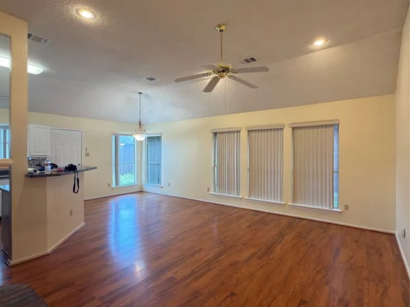 2077 Sundance Ct, Lewisville, TX 75067