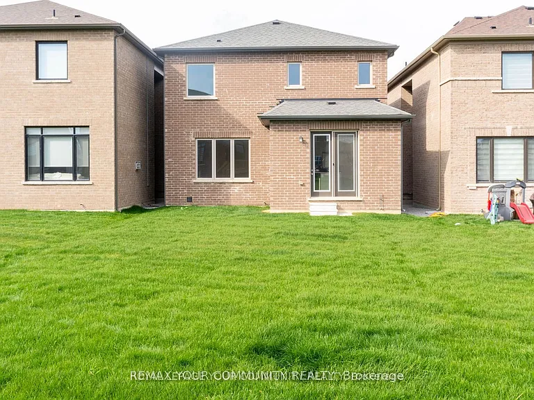 43 Tweedhill Ave — Photo 4
