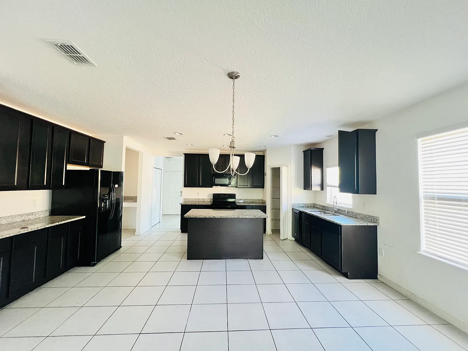 4 bed, 2014 sqft, $1,995 — Photo 4
