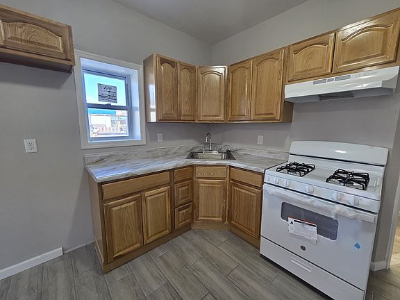 2nd image of 562 Bond St APT 4