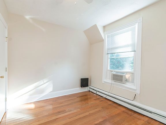 2nd image of 291-293 Nassau St #111