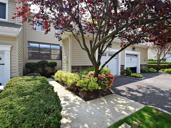 42 Villas Cir #42, Melville, NY 11747