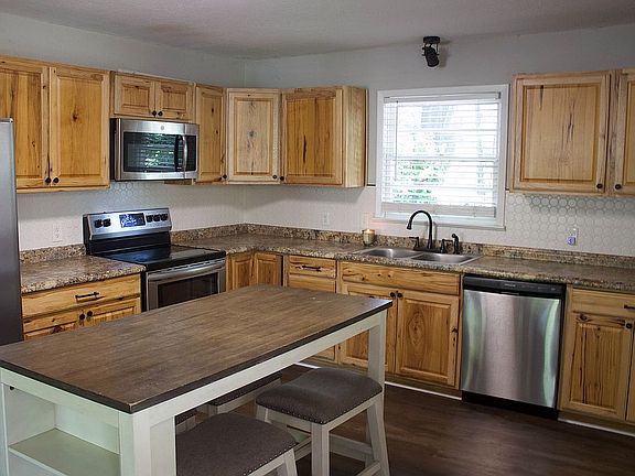 4th image of 427 Campus St