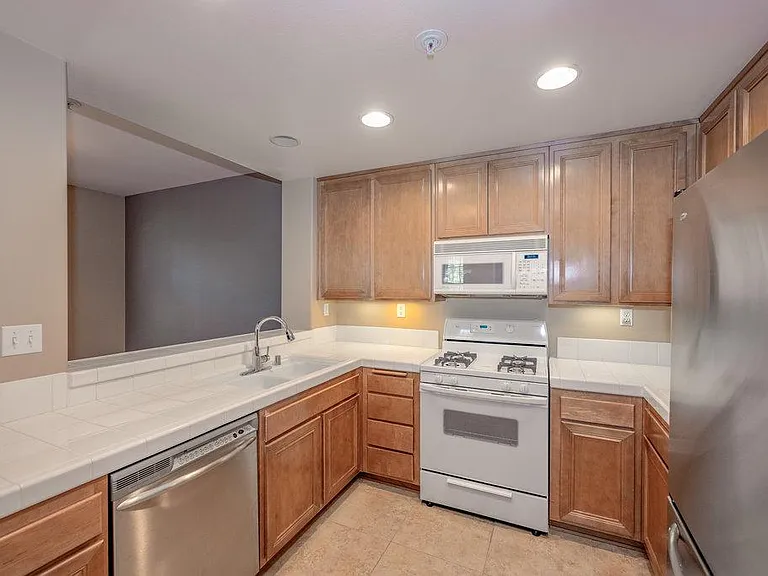 28205 Canterbury Ct — Photo 2