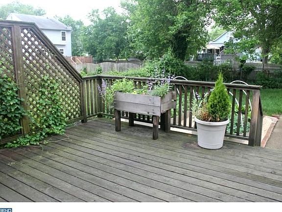 Cedar Deck with Lattice Trellis for Privacy
