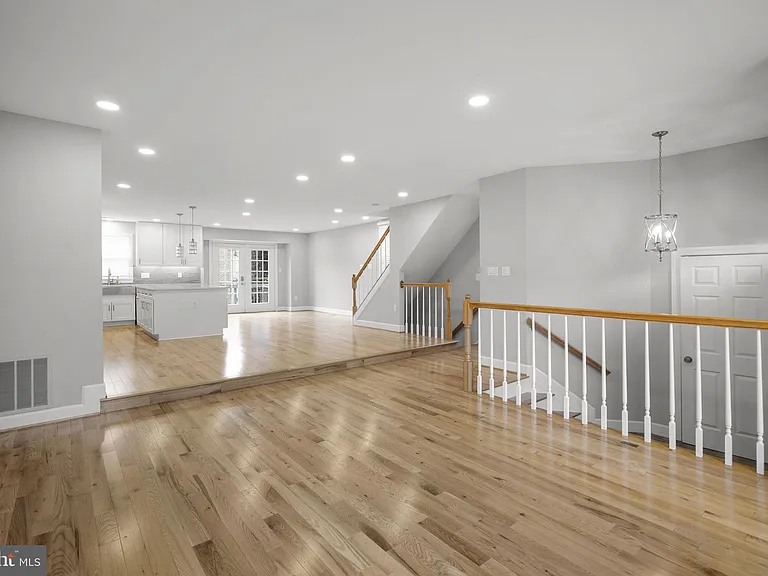 10 Loganwood Ct — Photo 6