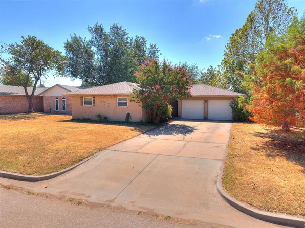 136 SW 5th St, Moore, OK 73160