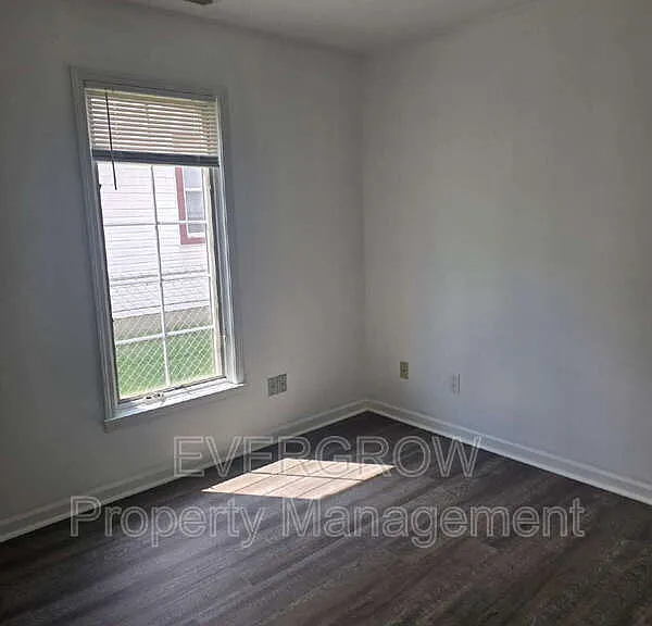142 N 7th Ave — Photo 11