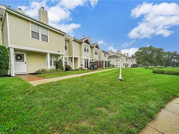 3rd image of 2117 Whispering Hills Pl