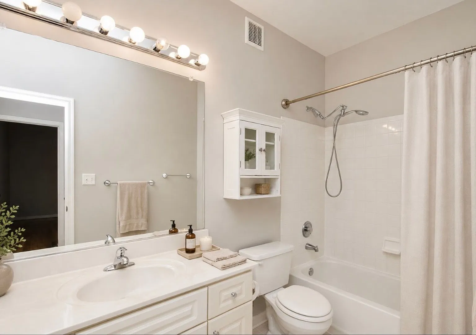 Charming & Pet-Friendly 1BR/1BA Condo in Alexandria's Stonegate — Photo 4