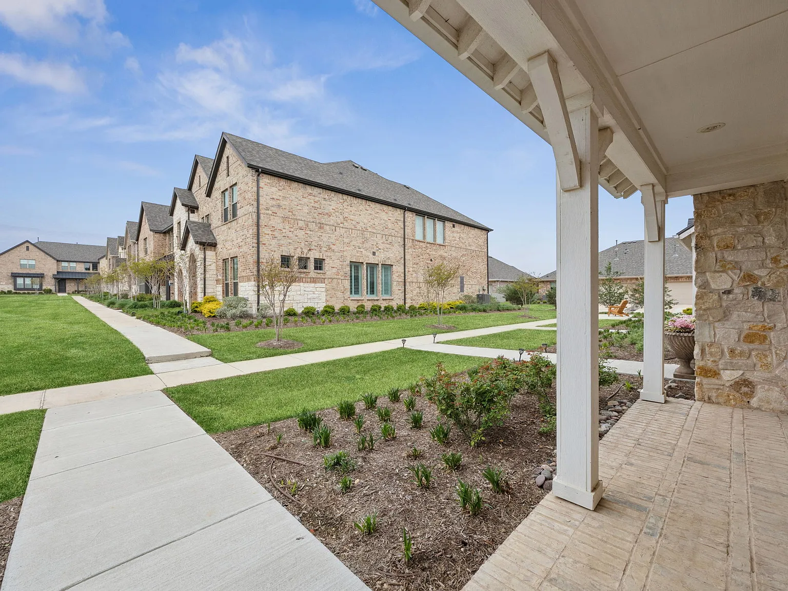 3 bed, 2.5 bath, 1701 sqft, $2,599 — Photo 3