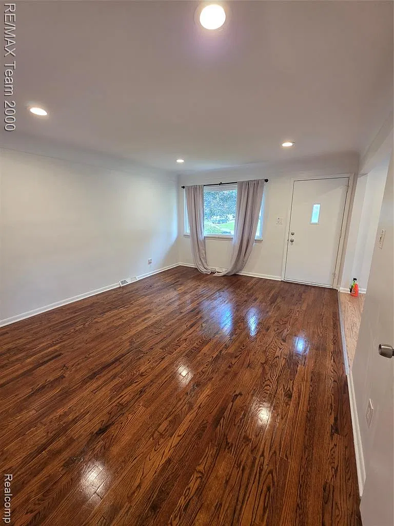 3 bed, 1.5 bath, 1950 sqft, $2,000 — Photo 3