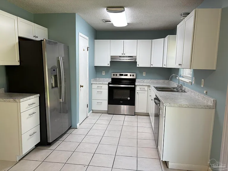 3255 Maplewood Dr — Photo 8