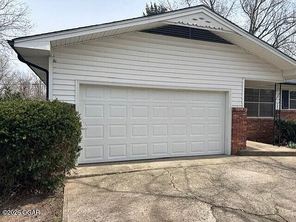 3rd image of 901 Flower Box Ln