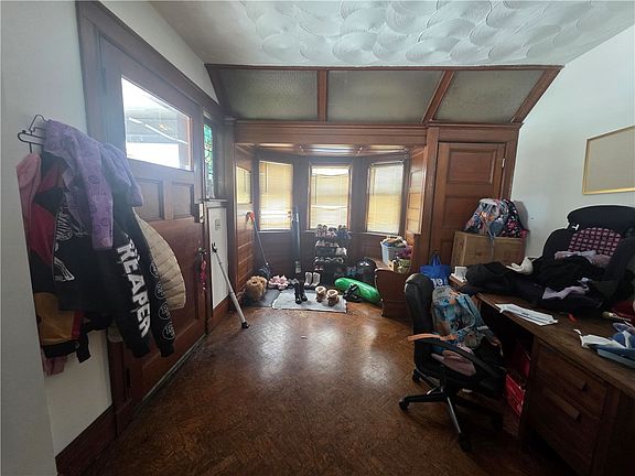 4th image of 131 Wellington Ave