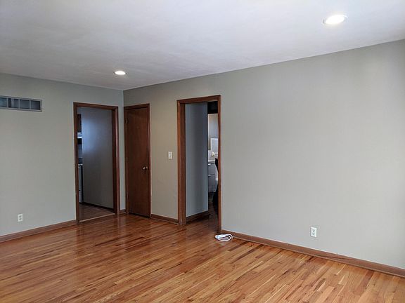 3rd image of 606 NE Douglas St APT B