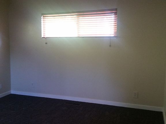 4th image of 425 Broadmoor Blvd