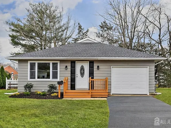 16 Hare Bell Holw, Toms River, NJ 08755