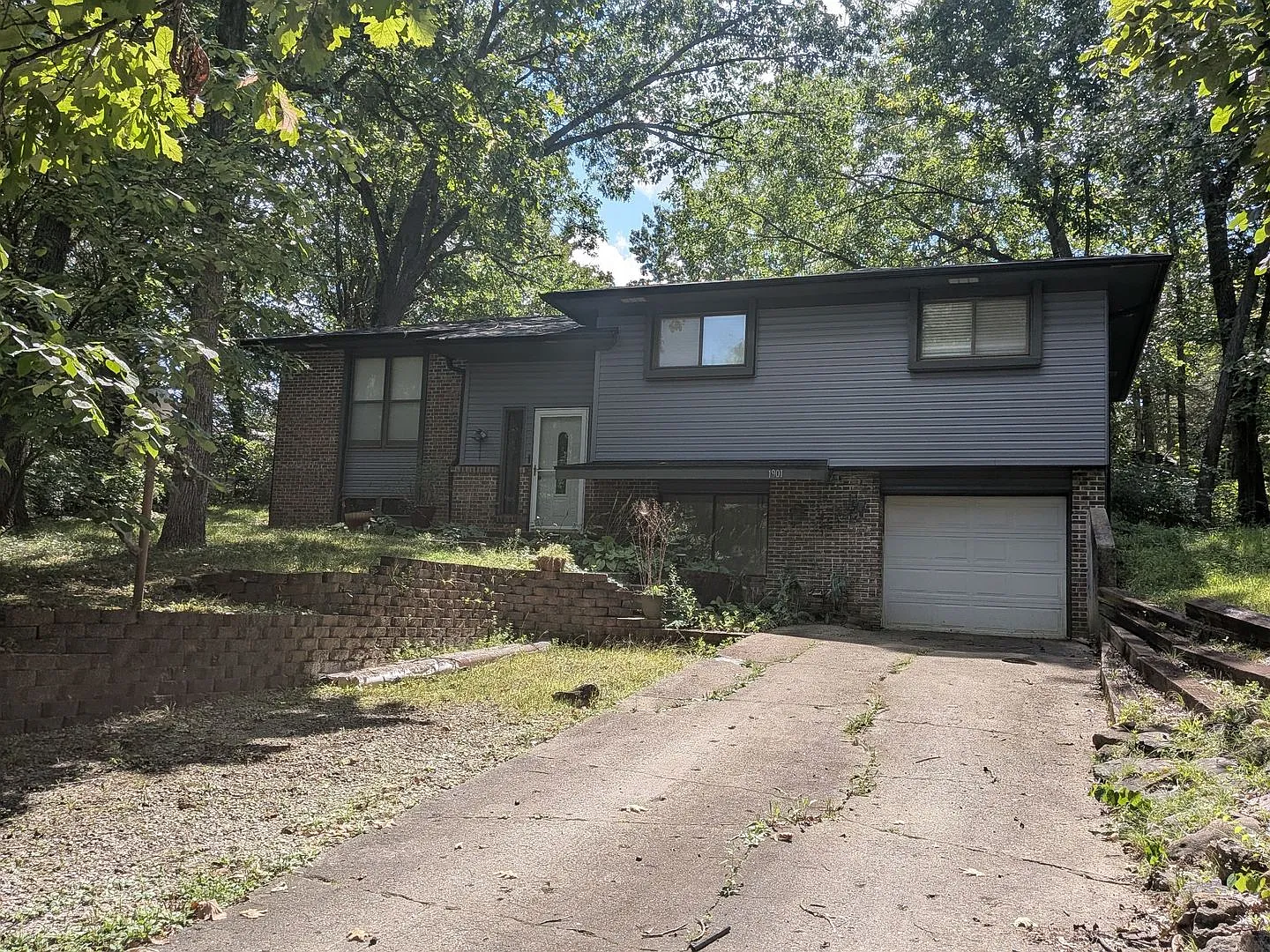 4 Bed 2 Bath home just outside Columbia! — Photo 1