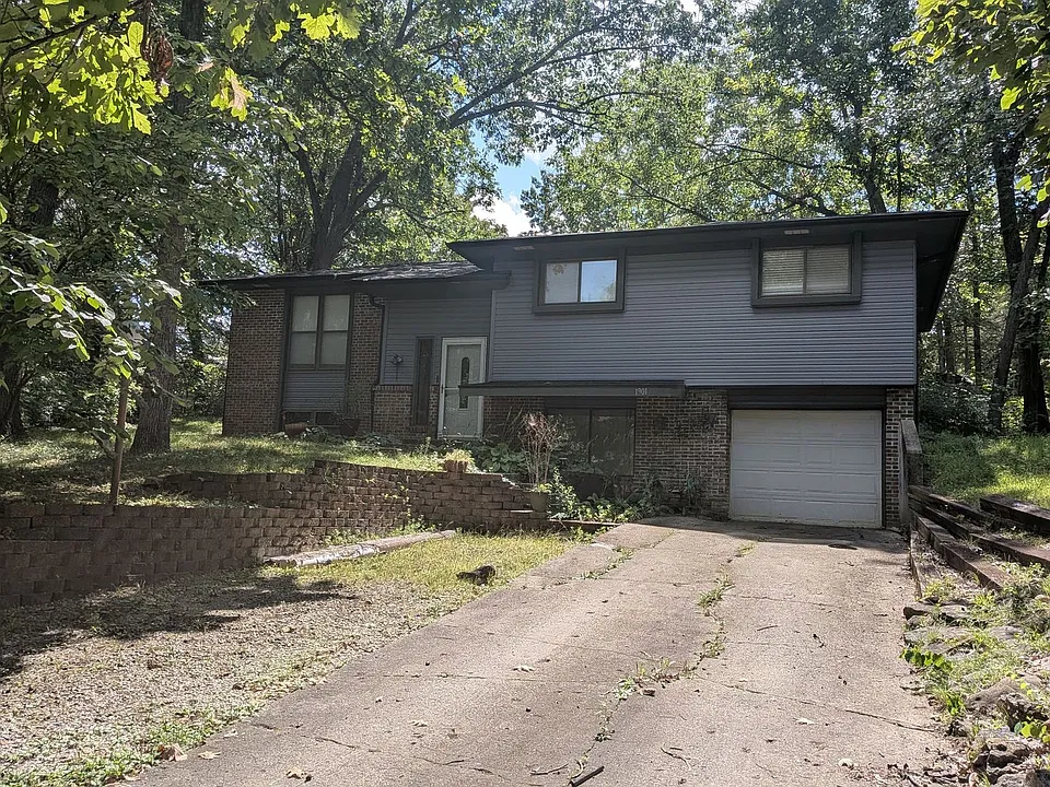 1901 N South Trails Ter