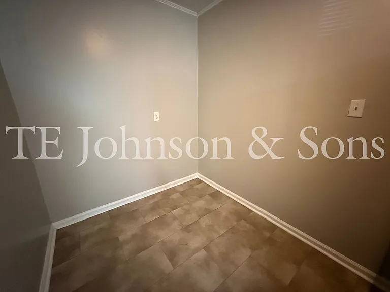 526 Chandler St — Photo 18