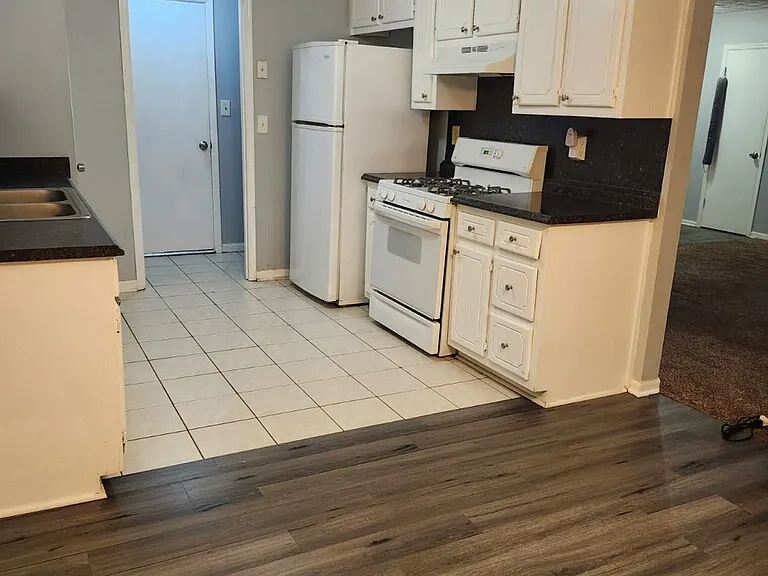 6073 Dorchester Dr — Photo 2