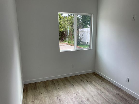 3rd image of 6918 Encino Ave