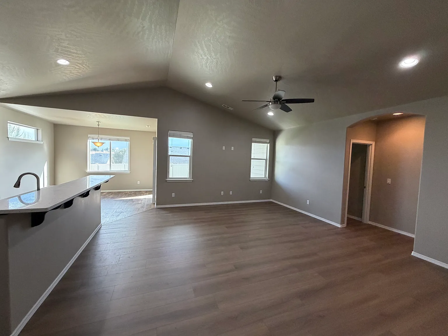 3 bed, 1800 sqft, $2,450 — Photo 4