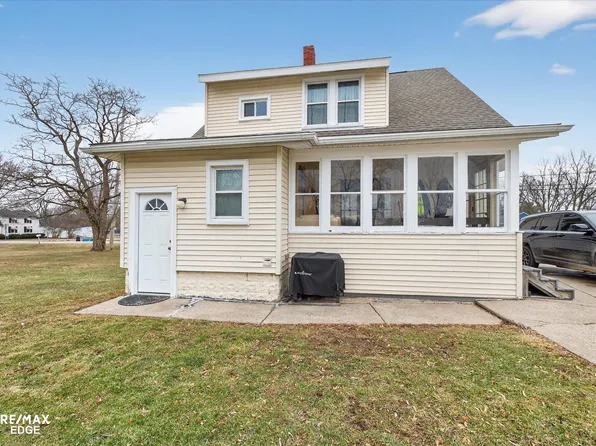 1063 W Pine Ave, Mount Morris, MI 48458