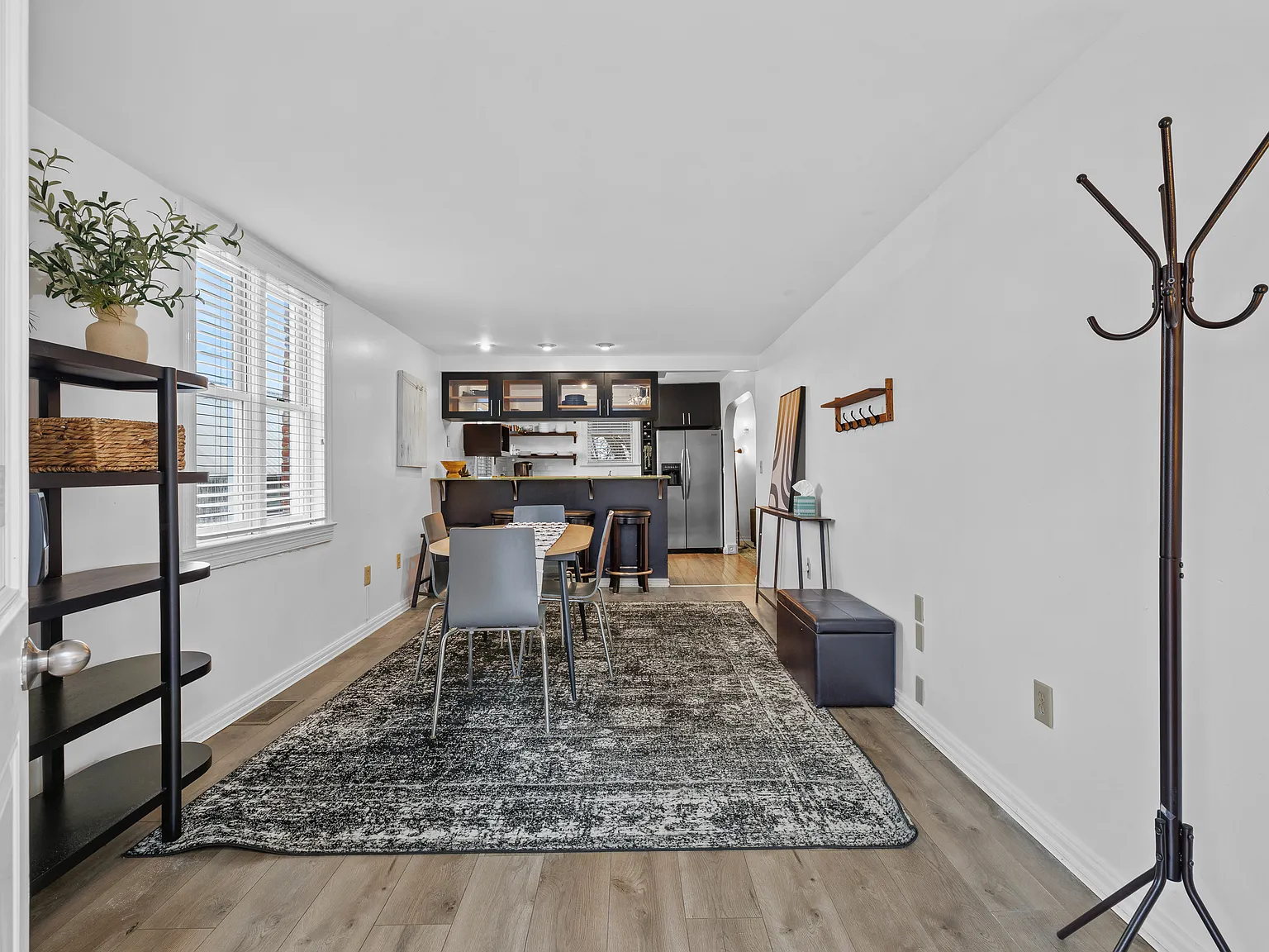 3 bed, 1100 sqft, $2,400 — Photo 3