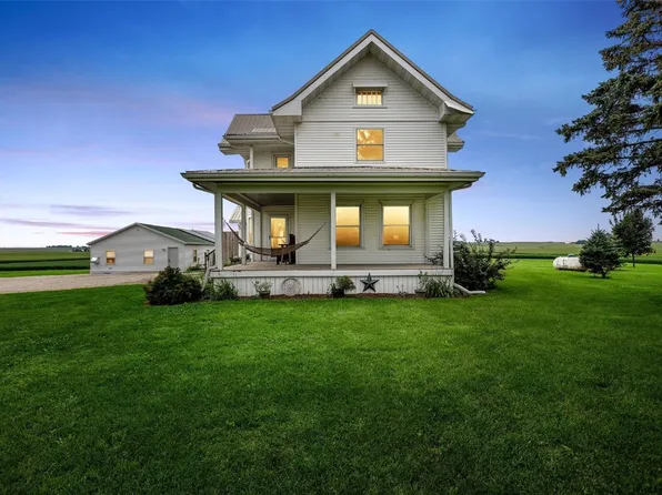 2860 68th St, Newhall, IA 52315