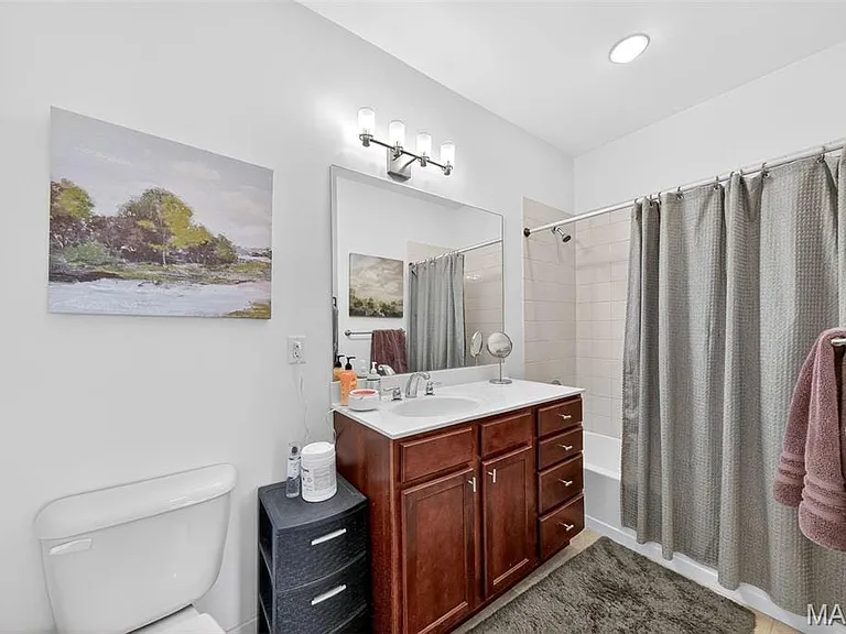 Full bath with tub/shower combo