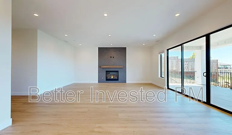 1900 Lyon Ct — Photo 2