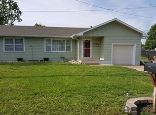 817 SE 4th St, Newton, KS 67114