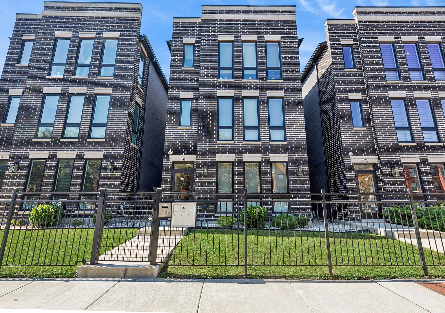 3 bed, $2,600 — Photo 1