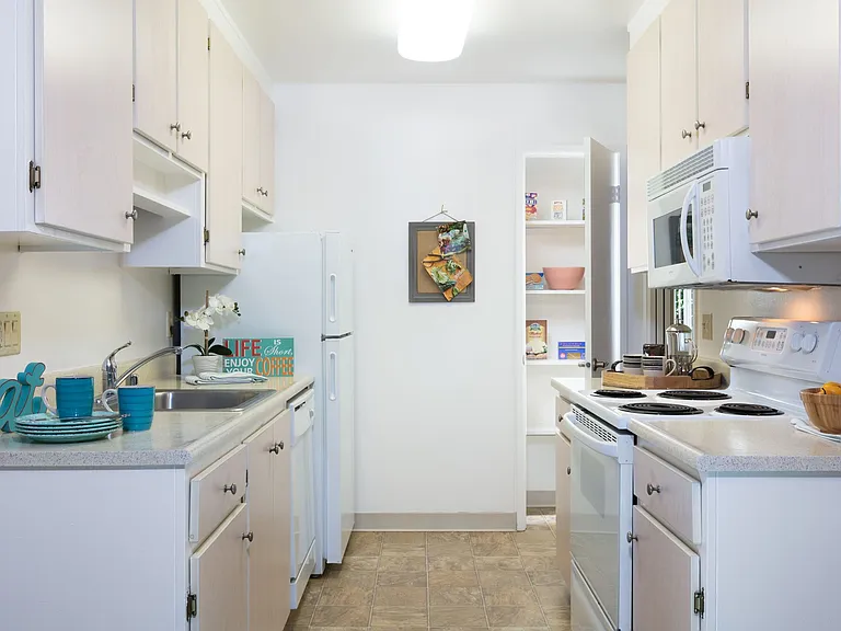 Mission Heights Apartments — Photo 10