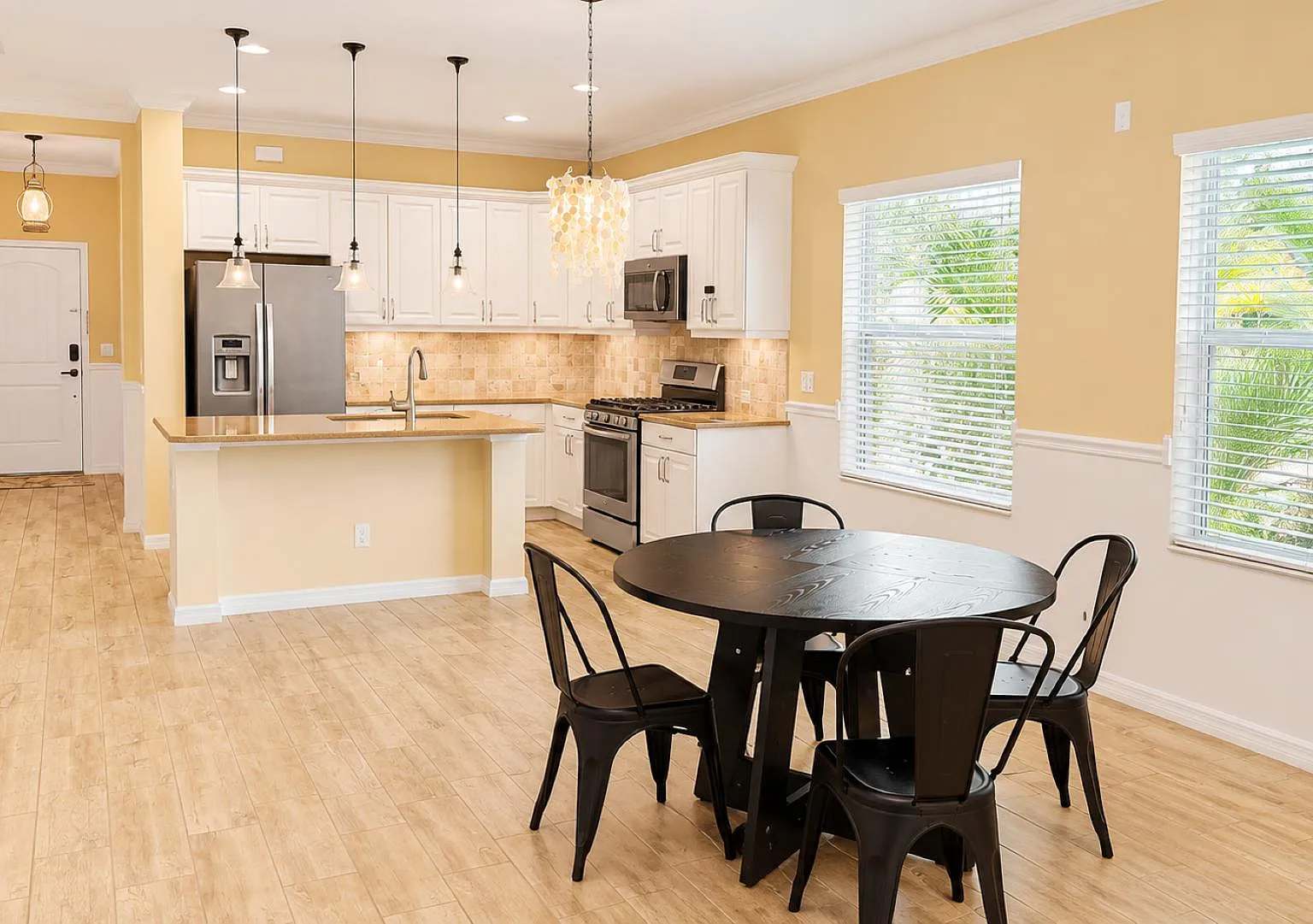 4 bed, 2.0 bath, 1877 sqft, $1,555 — Photo 3