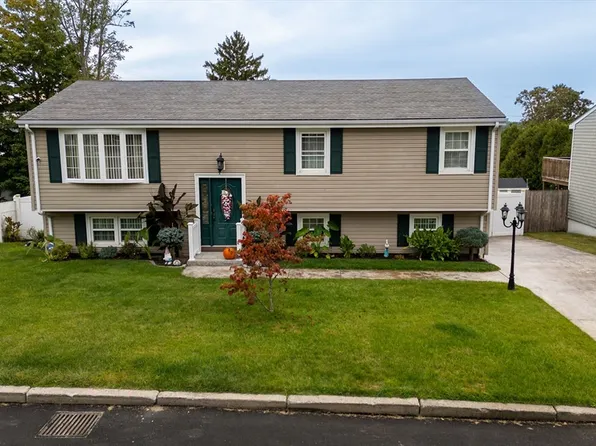 64 Berlin St, Fall River, MA 02720